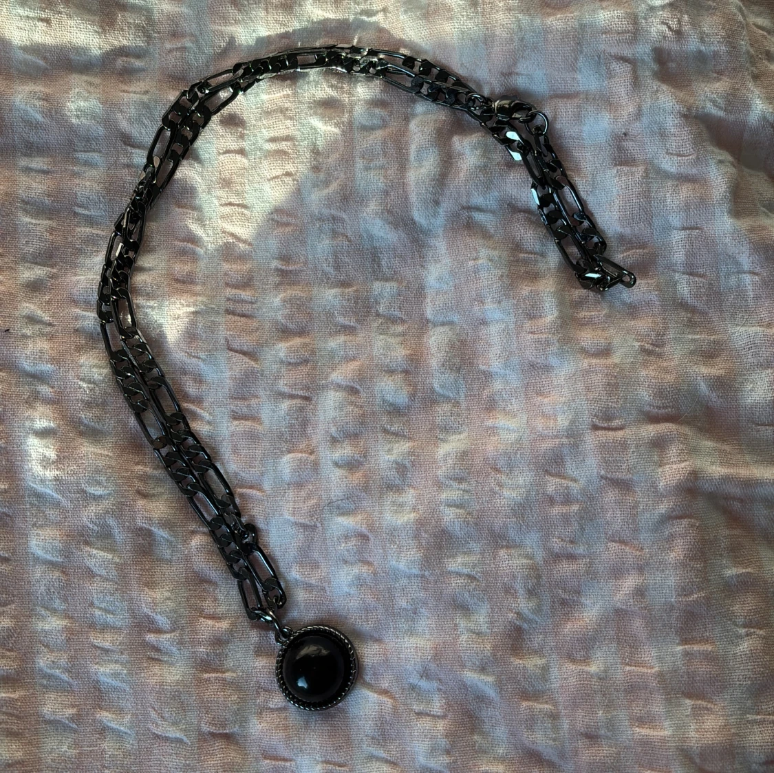 Svarta halsband med hängsmycken - 1