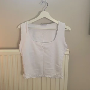 Vit linne - Säljer en enkel och vit linne med rund halsringning. Toppen är ärmlös och har en mjuk och bekväm passform. Har en likadan i svart!