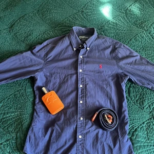 Blå skjorta från Ralph Lauren - Stilren RL skjorta som kompletterar alla sorters outfits nu när våren är här och sommaren väntar. Passar perfa till skolan, festen eller bara ”för att”. Skjortan är i storlek M och modellen är ca 177 cm lång. Tveka ej på att ställa frågor eller buda då priset ej är hugget i sten 🤝