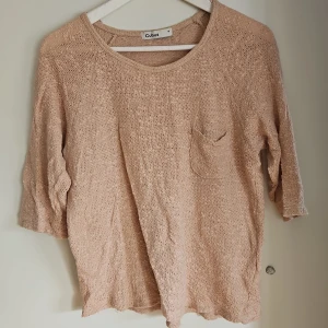 Gammelrosa stickad tröja från Cubus - Mysig stickad tröja från Cubus med en liten bröstficka. Tröjan har trekvartsärmar och en rund halsringning. Perfekt för en avslappnad stil. 🧶
