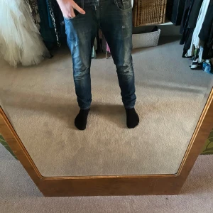 Replay jeans modell anbass - Snygga blå jeans från Replay. De har använts väldigt sparsamt och är i mycket bra skick. Nypris på dessa var 1700 kr. Det är storlek 30 32. Om du har nån fråga är det bara att höra av dig/ Max