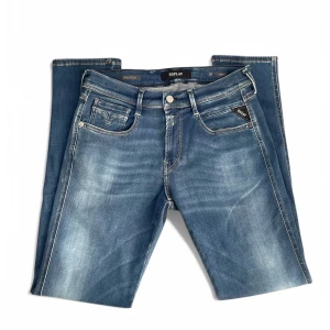 Blå jeans från Replay - Snygga blå jeans från Replay som är använda fåtal gånger! Jeansen ser helt nya ut och därför är mitt pris 449 kr. Skriv vid behov av fler bilder eller vid minsta fundering. Nypris: 1599