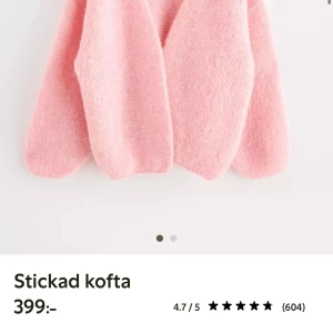 Stickad kofta Lindex - INTRESSEKOLL på min rosa stickade kofta från Lindex! Storlek xs/s, sparsamt använd🤍Säljs inte längre på hemsidan i den här färgen! Bara att höra av dig vid frågor💗
