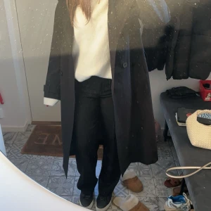 Svarta kostymbyxor - Snygga svarta kostymbyxor med en klassisk rak passform. Perfekta för en stilren look. Byxorna har en midwaist/low design och är tillverkade i ett bekvämt material.