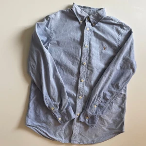 Ralph lauren blå skjorta - Storlek: small Skick: mycket bra Skriv om ni har frågor eller vill ha fler bilder