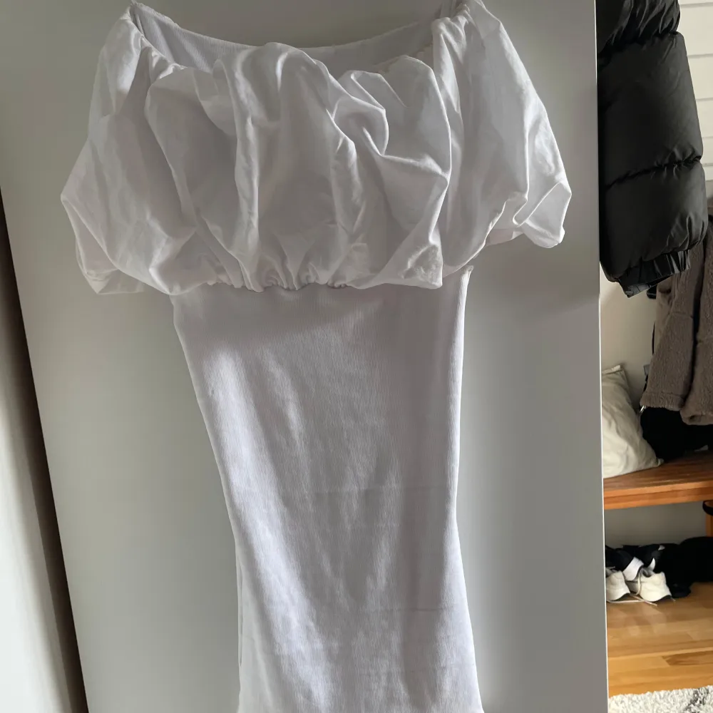 Säljer denna jätte fina klänningen från Zara som bara använts en gång och tyvär inte kommer till någon användning längre. Bilderna där man ser hur klänningen ser ut på är lånade, men resterande två bilder är mina egna. De är bara skriva om fler bilder eller om funderingar.. Mekot.