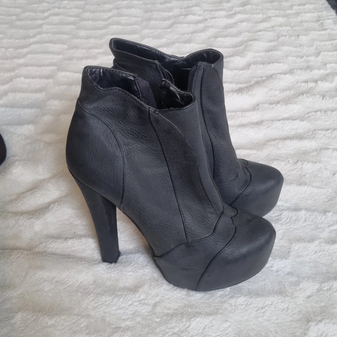 Gråsvarta boots med klack