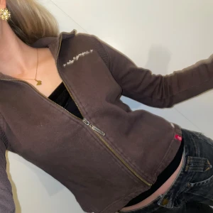 Brun dragkedje tröja - säljer denna såå fina dragkedje tröja från esprit. perfekt passform och så fin att ha över en mindre topp💓
