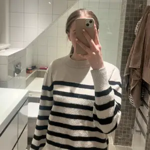 Säljer en snygg randig tröja från H&M i beige/vit och svart. Köpte 2022 under sommaren och gillade den väldigt mycket då. Men nu har jag märkt hur den inte används. Den är i bra skick och har inga skador. Perfekt till hösten och vintern då den är varm och skön. Det är i storlek xs och jag tycker den är perfekt för en stickad tröja. Lite större men inte något galet. Köpte för 200, säljer för 80, 