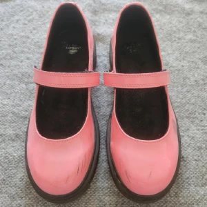 Rosa Mary Janes från Dr Martens  - Har lite ytliga märken men är i gott skick utöver det. Storlek 36.