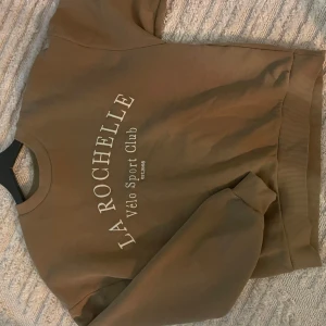 Beige brun sweatshirt från Gina Tricot - Säljer en beige sweatshirt från Gina Tricot. Knappt använd🫶🏼