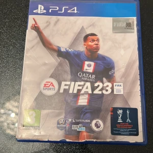 FIFA 23 för PS4 - Säljer FIFA 23 till PlayStation 4. Spelet erbjuder realistisk fotbollssimulering med uppdaterade lag och ligor. Perfekt för fotbollsfans som vill uppleva spänningen på planen direkt från soffan. Inkluderar olika spellägen och onlinefunktioner.