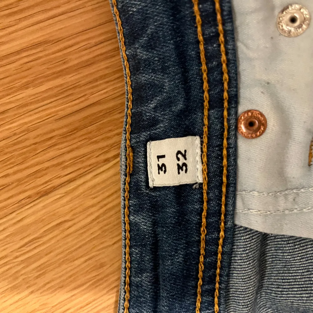 Snygga blå jeansbyxor med en riktigt skön passform. De har en bekväm passform och är perfekta för en avslappnad stil i storlek 31,32. Byxorna är från Jack and Jones i modellen Mike och har inga synliga fel. . Farkut & Housut.