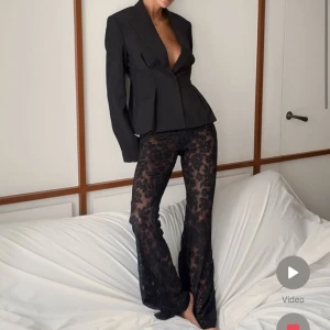 Spetsbyxor från NA-KD - Svarta spetsbyxor från Lovisa Worges kollektion med NA-KD. Nya med prislapp och de är slutsålda på hemsidan.💗