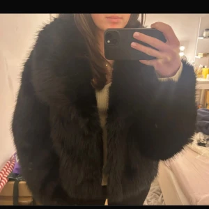 Svart pälsjacka från ASOS  - Superfin jacka som är sparsamt använd❤️