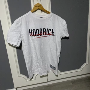 Vit t-shirt från Hoodrich - Säljer min Hoodrich T-shirt med tryck som knappt är använd 