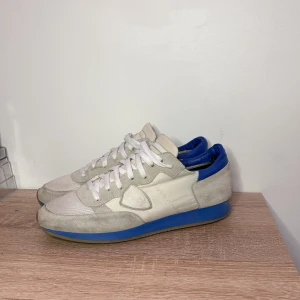 Philippe model trainers - Snygga Philippe models i 44. Vit/beiga med blåt. Dom är mycket bra skick eftersom de är sparsamt använda. Skriv vid diskution av pris eller annat.
