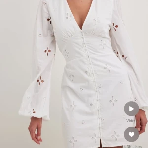 Vit klänning med broderade blommor - Säljer min fina vit klänning från nakd, då jag bara använt den en gång! Perfekt för midsommar eller student☺️ Det är en XS men är mer som S