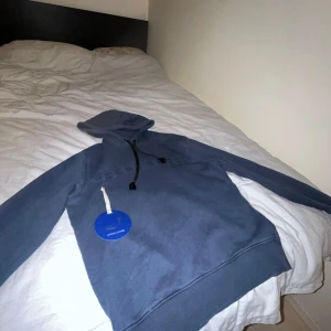 Jacob cohën hoodie  - Säljer en snygg blå hoodie från Jacob Cohën. Den har en stilren design med broderad logga på bröstet och justerbar huva med snören. Perfekt för en avslappnad stil. Tröjan är i ett bra skick, det ända tecknet på användning är några små vita flexar som knappt syns. Tröjan kostar runt 5000kr nypris🔥🔥så en riktigt bra deal