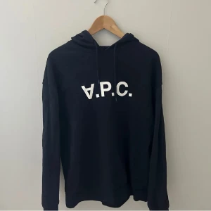 A.P.C hoodie marinblå.  - Tja! Säljer nu denna feta A.P.C hoodie ett mycket bra skick. Hoodien är i storlek M och säljer eftersom den inte sitter så bra på mig. Inga skavanker osv. Perfekt nu inför våren. Vid frågor eller liknande så är det bara att höra av sig. 