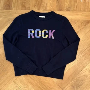 ”Rock” tröja från Zadig & Voltaire - Säljer min tröja från Zadig & Voltaire på grund av att den är för liten för mig. Tröjan är köpt här på Plick och är i fint skick! 💞 Tröjan har ett perfekt material för att använda som vår tröja, vinter tröja och sommar och höst tröja!