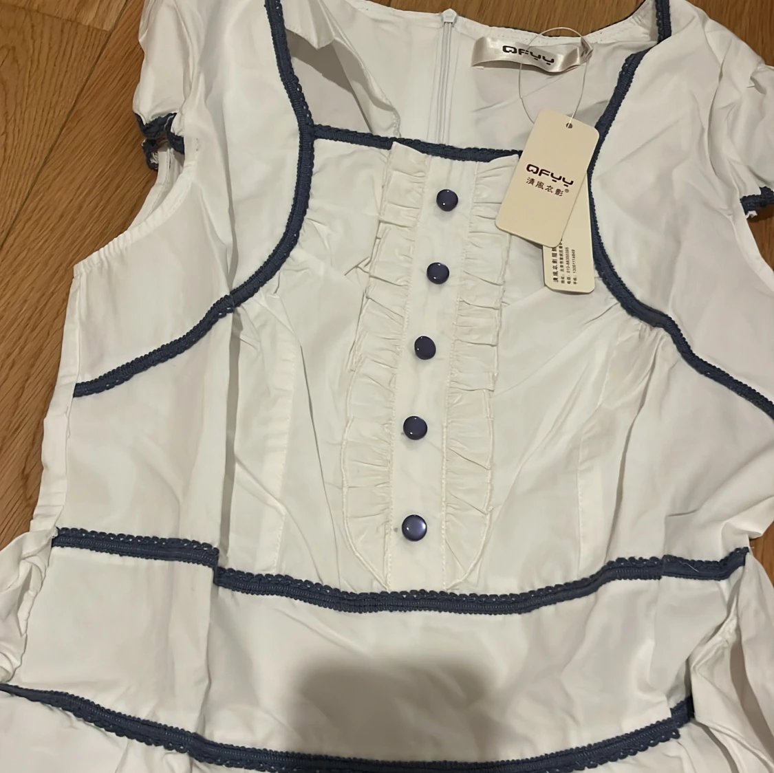 Vit klänning med blå broderier från Orfly XS - 2