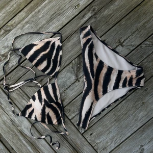 Zebramönstrad bikini från H&M - Snygg zebramönstrad bikini från H&M med knytband. Underdel i 38 och över del 40! Säljs ihop 