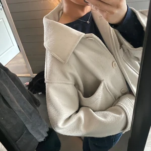 Beige kappa  - kappa snygg till vår och höst🙌