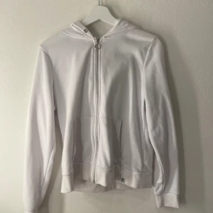 Vit hoodie med dragkedja - Säljer en stilren vit hoodie med dragkedja och huva. Ska flytta snart så vill gärna bli av med allt så fort som möjligt (pris kan diskuteras)💕