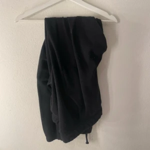 Svarta mjukisbyxor - Mysiga svarta mjukisbyxor i storlek S/M. Ska flytta snart så vill gärna bli av med allt så fort som möjligt (pris kan diskuteras)💕