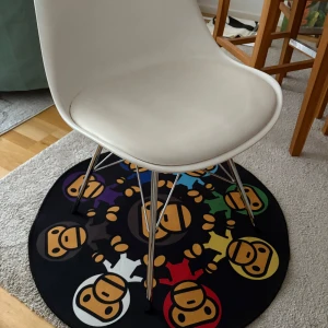 Bape matta  - En rund bape matta som i princip är ny men legat ett tag. 80 cm diameter, passar riktigt bra på flera olika ställen och är väldigt feeet! Mer frågor eller bilder så äre bara att skriva mvh Leo