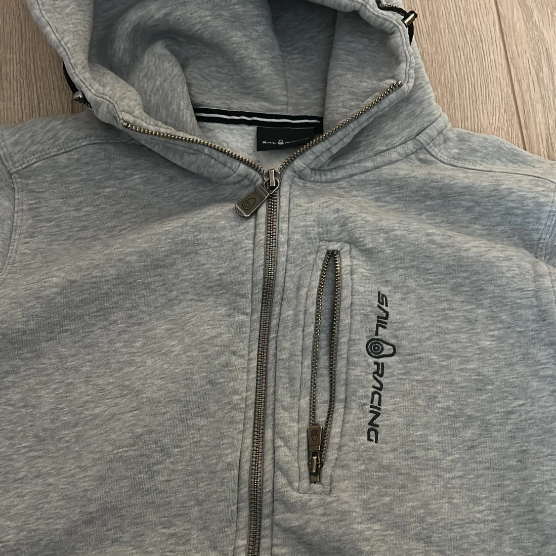 Grå hoodie från Sail Racing - 2