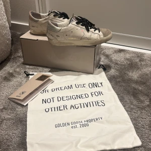 Golden Goose  - Säljer mina jättefina golden goose i storlek 35 . Har kartong , äkhetsbevis och totebag . De är vita med svarta stjärnor samt svarta skosnären . I bra skick då jag bara haft dem i ett halvår ❤️Skriv om ni vill ha fler bilder 