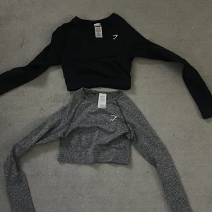 Två styckna gymshark toppar i storlek XS - Super fina träningströjor från gymshark, i storlek XS , inga skador eller likanande, pris kan diskuteras🩷en tröja för 199kr, båda för 299kr