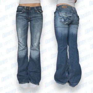 Bootcut Jeans💙 - storlek S ungefär • Mått: Längd: 101 cm Innerbenslängd: 82 cm midjebredd: 36,5cm lårbredd: 23 cm Benöppning: 26 cm • OBS! Distressed design (inte hål) •  Vid frågor, meddela här! 💙