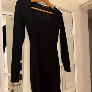 Svart mini klänning - Svart långärmad mini klänning från boohoo. Strl 36.  Använd men i fint skick!  Super fin modell men säljer pga fel storlek.