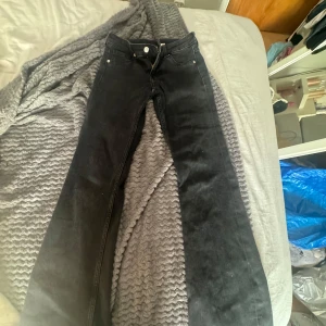 Svarta jeansbyxor - Snygga svarta bootcut jeans med low rise .Bra kvalitet och knappt använda. Säljer på grund av att de är för små. Det är storlek S/36 men kan även passa Xs/34/32. Pris kan diskuteras. Skriv för fler bilder! Det är ej gratis frakt vet inte hur man ändrar! 💕