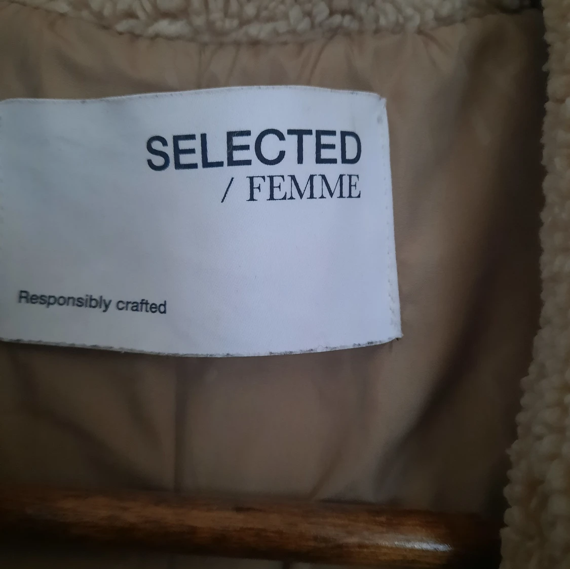 Beige teddyjacka från Selected Femme - 3