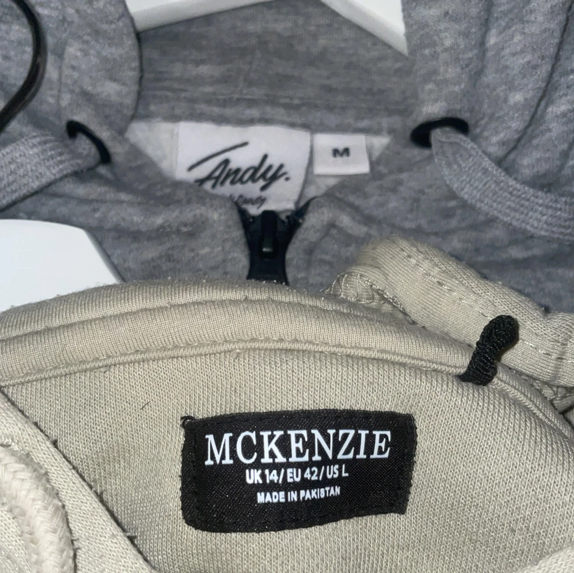 Grå och beige hoodies från Andy och McKenzie - 2
