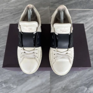 Valentino Garavani sneakers - Snygga Valentino Garavani sneakers i vitt och svart. Jättebra i skick! Valentino kort ingår!🩷Storlek 39,5. Köpta för ungefär 7000kr och endast använda ca 5 ggr🫶🏼