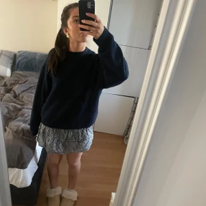 Rutig kjol från Neo Noir - Snygg rutig kjol från Neo Noir i blått och vitt. Kjolen har en volangdetalj och är kort i modellen. 