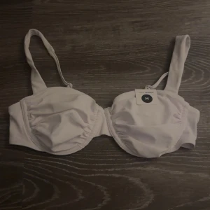 Vit bikiniöverdel - Snygg vit bikiniöverdel med justerbara axelband. Endast testad