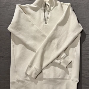 Vit/beige half zip från Zara - Riktigt snygg och bekväm half zip tröja från Zara. Använd men utan defekter eller liknande. Varm och skön som passar till det mesta. Storlek S. 