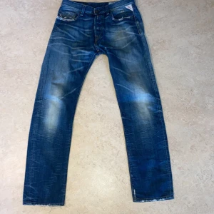 Blå replay jeans - Replay jeans i 33/34. Älskar verkligen passformen men tyvärr har de en vit fläck på baken, har inte orkat testa fläckborttagning men annars hade kanske patchwork funkat. Pris ej hugget i sten, bättre replays finns på profilen. Modellen är 178,65kg. Måtten är: 42,113,82,20.