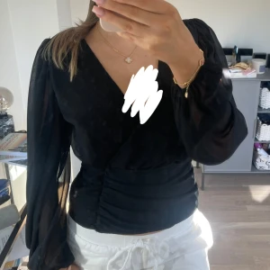 Jättesnygg svart omlottblus! - Jättesnygg svart omlottblus som är tajt i midjan💗