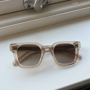 chimi  - Snygga solglasögon från chimi! Det är i färgen ecru och dem är storlek 04. De har en fyrkantig form med transparenta bågar och mörka linser. Perfekta för en solig dag! Super trendiga och snygga 