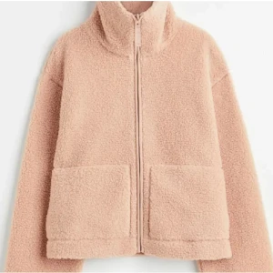 Populär Teddy jacka från H&M - Mysig persika färgad teddyjacka med dragkedja framtill och stora fickor. Jackan har en hög krage och en avslappnad passform och är super mysig. Den är i storlek L men jag skulle säga att den passar  S-M då den blir väldigt snygg i passform (jag har själv storlek S) 💞skickar självklart fler bilder om det önskas💞HELT SLUTSÅLD PÅ HEMSIDAN❤️