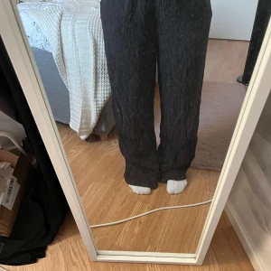 Svarta linnebyxor  - Svarta linnebyxor med mer wide leg. De är svarta men något urtvättade, och något slitna nertill. Tyget är lite skrynkligt vilket ger en extra detalj. Jag är 161 cm, är något osäker på stl då jag klippt bort lappen