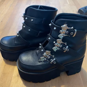 Demonia ASHES-55 -  Svarta demonias som knappt är använda, köpte här på Plick för ungefär 1,5 år sedan. Skriv för fler bilder. Jag skulle säga att storleken är ungefär 41/42. Jag har tyvärr inte original kartongen.