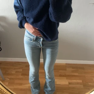 Ljusblå jeansbyxor - Snygga ljusblå jeans från Gina Tricot. Knappt använda
